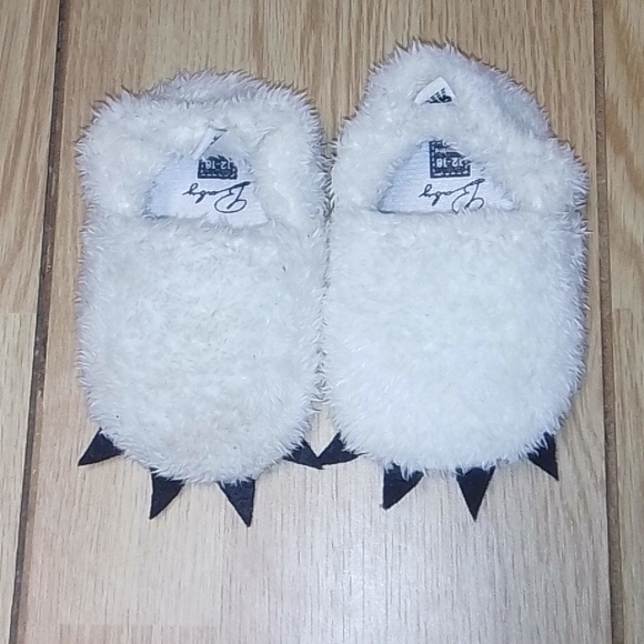 Fuzzy White Monster Claw Slippers for Kids - Picture 3 of 4